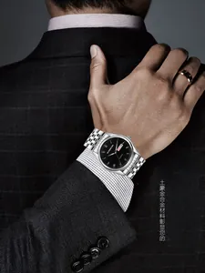 Gros plan d'une montre à quartz pour homme avec cadran noir et bague en or polie