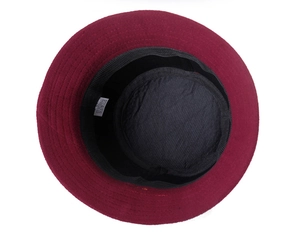 Détail d'un chapeau en laine bordeaux montrant la doublure noire et l'étiquette