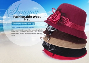 Détail de chapeaux cloches en laine multicolores avec fleurs en ruban et résille