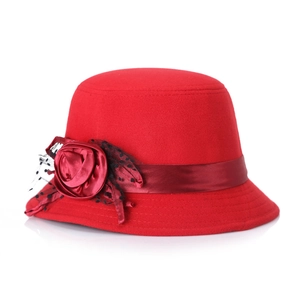 Chapeau cloche élégant en laine rouge pour femme avec fleur en tissu et voile à pois