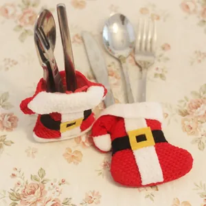 Weihnachtstischdekoration mit Besteckhaltern in Form von Weihnachtsmann Kleidung und Hose