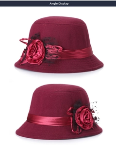Vue détaillée du chapeau cloche en laine bordeaux avec rose faite main et voile à pois