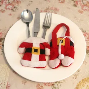 Weihnachts-Besteckhalter im Weihnachtsmann-Stil mit Jacke und Hose für die festliche Tafel