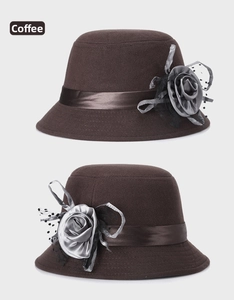 Détail du chapeau cloche en laine marron café avec fleur en satin gris et dentelle