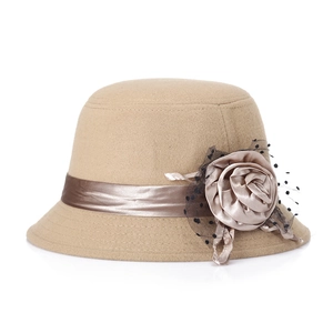 Chapeau cloche kaki élégant avec rose en satin, ruban marron et voile en résille à pois
