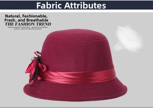 Vue détaillée du chapeau cloche en laine bordeaux avec ruban satiné et fleur en dentelle