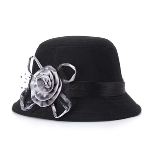 Chapeau élégant en feutre de laine noir pour femme avec une rose en satin gris raffinée