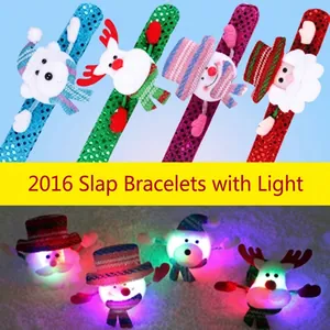 Detalle de pulseras de Navidad con luces LED y figuras de Papá Noel, reno y muñeco nieve