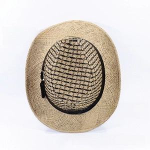 Detalle de sombrero vaquero de lino tejido en beige con cinta negra y hebilla de metal