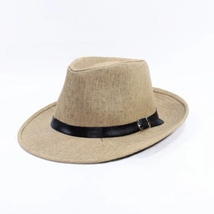 Primer plano detallado de sombrero de paja caqui con banda de cuero negro y hebilla