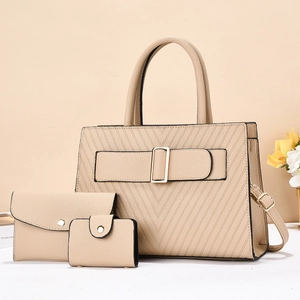 Detailaufnahme des beigefarbenen 3-teiligen Taschensets aus Leder mit V-Steppung