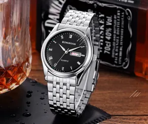 Gros plan d'une montre en acier avec cadran romain noir et affichage du jour et de la date
