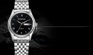 Détail d'une montre à quartz avec chiffres romains et affichage jour-date sur cadran noir