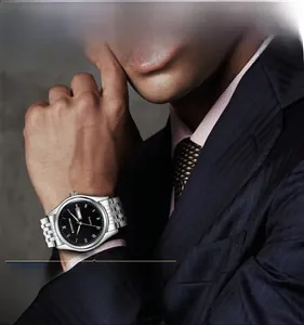 Détail de la montre à quartz en acier argenté pour homme avec cadran noir