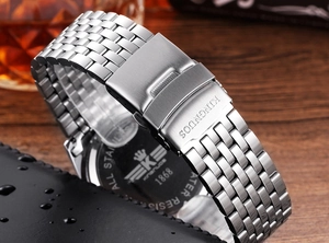Gros plan du bracelet en acier inoxydable avec fermoir logo et boîtier étanche