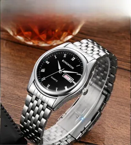 Gros plan d'une montre en acier pour homme avec cadran romain noir sur une table en bois