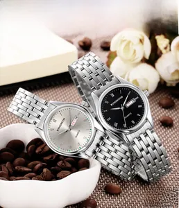 Détail de la montre à quartz KINGNUOS avec double calendrier et bracelet en acier argent