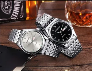 Gros plan de montres à quartz de luxe en acier inoxydable sur fond de bois sombre
