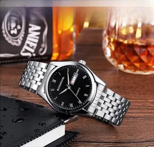 Montre classique en acier argenté avec cadran romain noir présentée sur un bureau chic