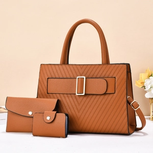 Dreiteiliges braunes Handtaschenset aus Leder mit V-Steppmuster und Goldschnalle