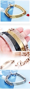 Détails du bracelet gourmette avec icônes religieuses et écritures espagnoles gravées au laser
