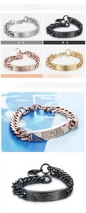 Détail du bracelet ID en acier inoxydable avec texte religieux gravé en quatre couleurs