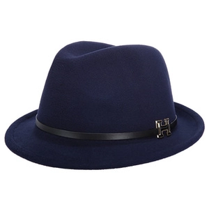 Dettaglio di cappello fedora blu scuro con cinturino in pelle e fibbia dorata H