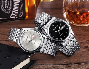 Montres de couple en acier inoxydable sur table en bois avec accessoires de luxe