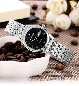Gros plan d'une montre classique en acier inoxydable argenté avec cadran noir romain