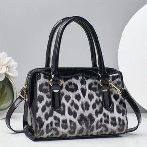 Sac à main léopard pour femmes avec bordure en cuir verni noir et finitions dorées chic