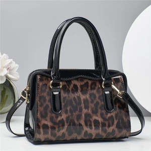Sac à main Boston motif léopard avec bordures en cuir verni noir et finitions dorées