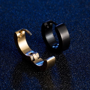 Minimalist C-shaped stainless steel earrings in gold and black, 45-degree angle view