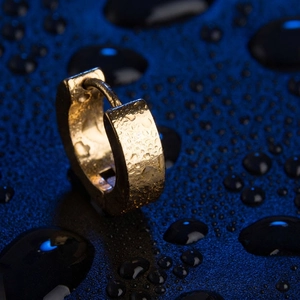Minimalist gold-plated stainless steel C-shaped hoop earrings with water droplet accents