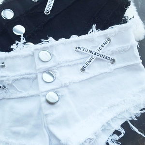 Dettaglio di pantaloncini in denim a vita alta con tripla chiusura a bottoni e lacci