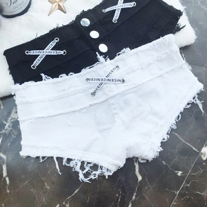 Dettaglio di pantaloncini denim a vita alta con frange e lacci incrociati NICENI