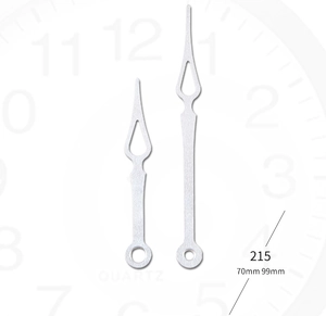 Detail van witte klokwijzers model 215 met lengtes van 70mm en 99mm en ruitvormig ontwerp