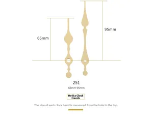Vista detallada de las manecillas de reloj en aluminio dorado de 66 mm y 95 mm