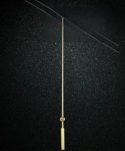 Makroaufnahme des minimalistischen goldenen Metall-Sekundenzeigers für Quarzuhren