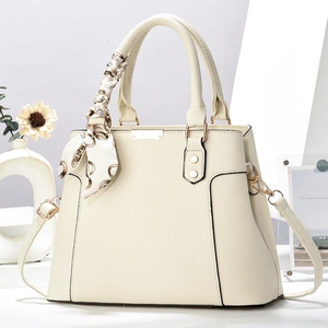 Sac à main élégant en cuir crème avec foulard décoratif et bandoulière amovible