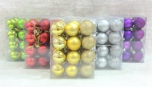 Detail of 3cm Christmas ball set in green, red, gold and silver with various finishes