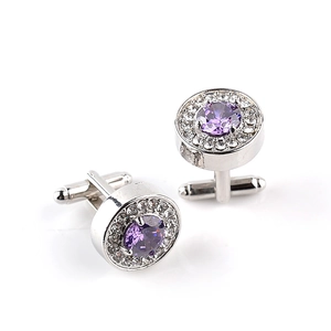 Dettaglio di gemelli da uomo in argento con pietra tonda viola e diamanti bianchi