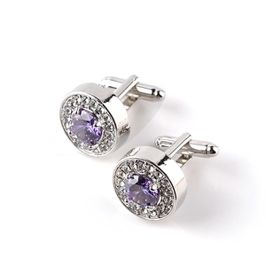 Dettaglio dei gemelli da uomo in argento con pietra viola centrale e piccoli cristalli