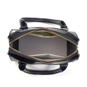 Vue intérieure du sac en cuir verni montrant la poche zippée et le motif serpent