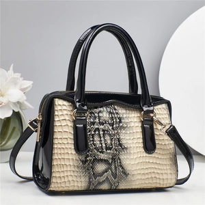 Large capacity vintage snake pattern handbag with contrast black handles and gold hardware
