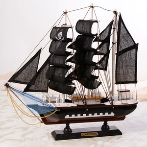 Modèle de bateau pirate méditerranéen avec voiles noires à tête de mort et socle en bois
