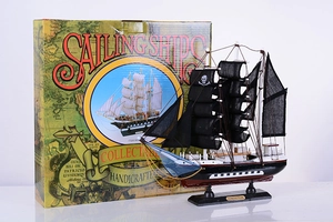Modèle détaillé de voilier en bois fait main avec voiles noires et boîte de collection