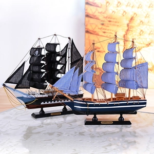 Modèles de voiliers méditerranéens en bois avec tête de mort et voiles rayées bleues