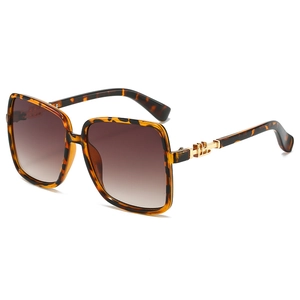 Fashionable oversized tortoise shell square sunglasses with gradient brown lenses