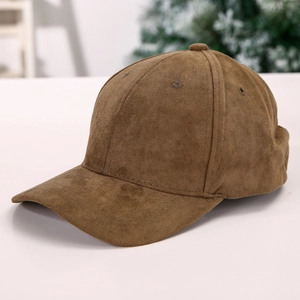 Seitenansicht der dunkelbraunen Wildleder-Baseballkappe mit gebogenem Schirm und Ösen