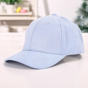 Detailansicht einer hellblauen Wildleder-Baseballkappe mit feiner Stoffstruktur.